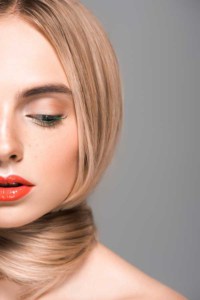 Haare richtig glätten - das möchten viele Frauen (depositphotos.com) Haare richtig glätten - das möchten viele Frauen (depositphotos.com)