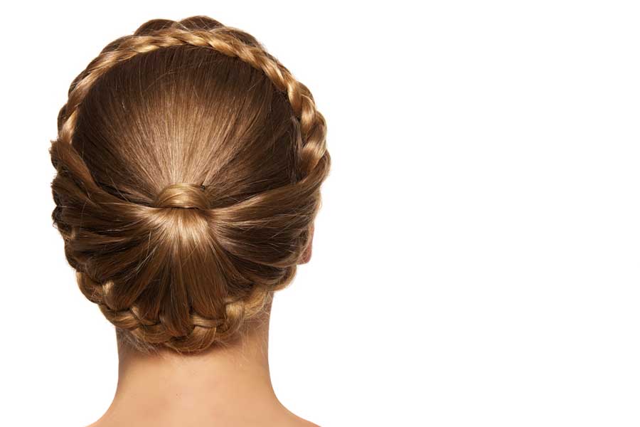 Ein geflochtenes Haarband gut in der Frisur integriert (depositphotos.com)