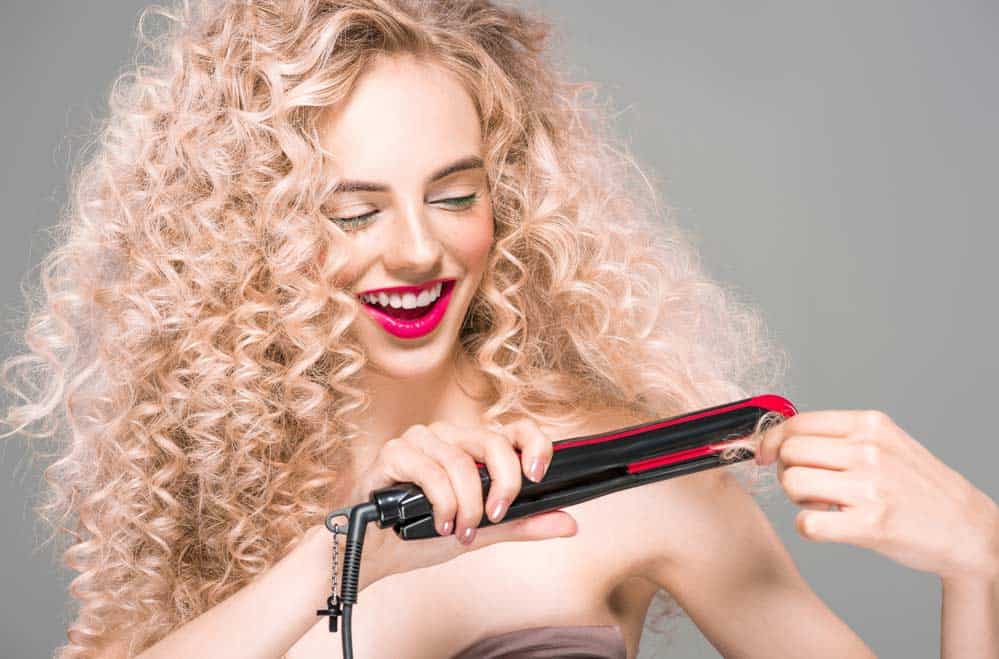 Locken mit Glätteisen © depositphotos.com