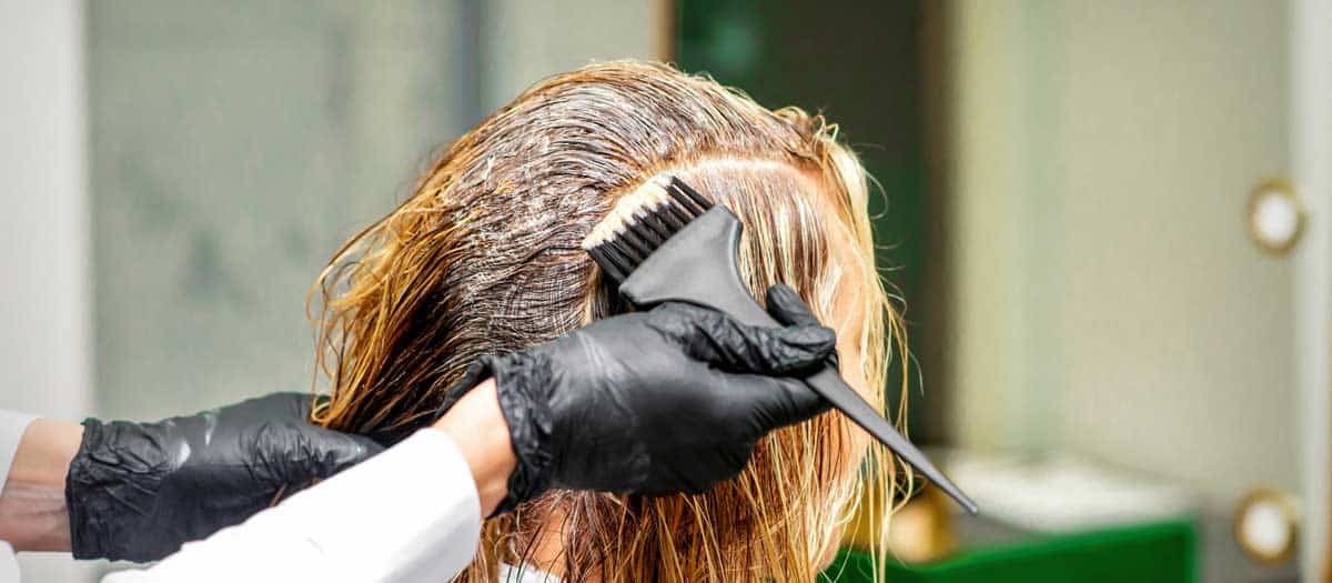 Haare richtig färben (depositphotos.com) Haare richtig färben (depositphotos.com)