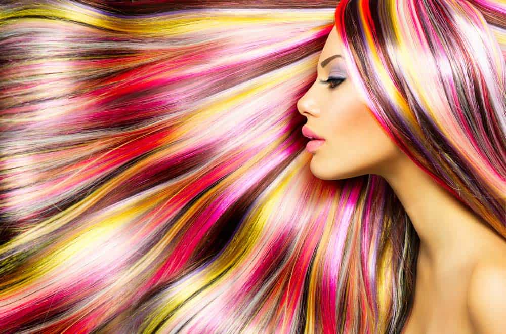 Bunte Haare sind durch Haarkreide möglich depositphotos.com) Bunte Haare sind durch Haarkreide möglich depositphotos.com)