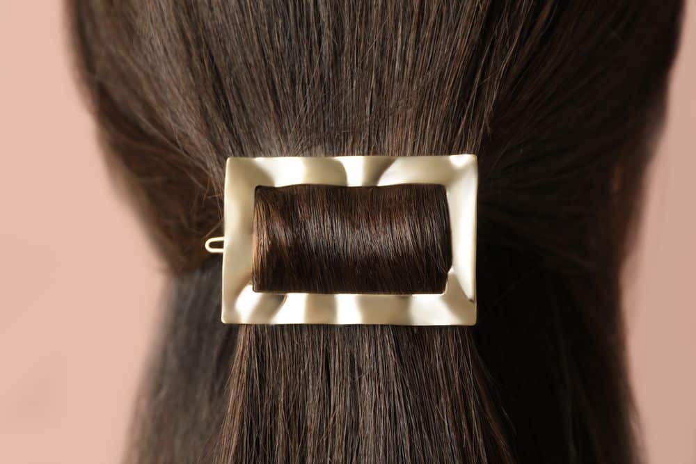 Haarspange geometrisch in Goldton (depositphotos.com)